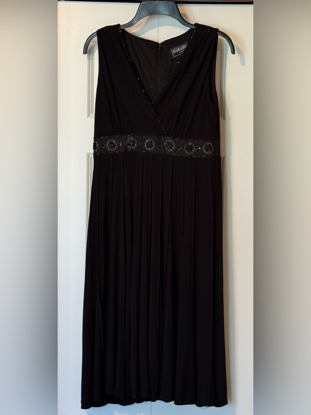 Jessica Howard Black Sleeveless V-Neck Midi Dress with Embellished Waist